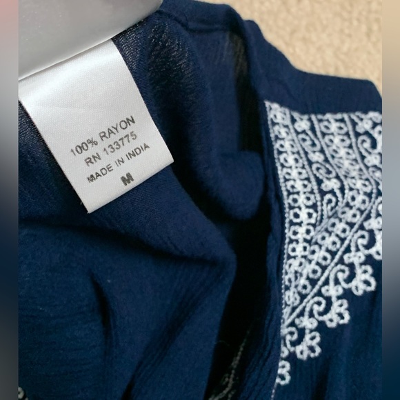 embroidery V-neck Maternity top - Picture 4 of 6